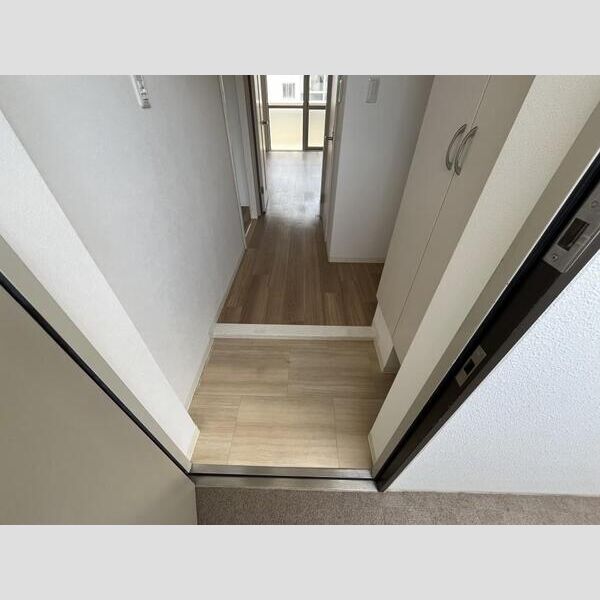 玄関　写真は同タイプのものです。