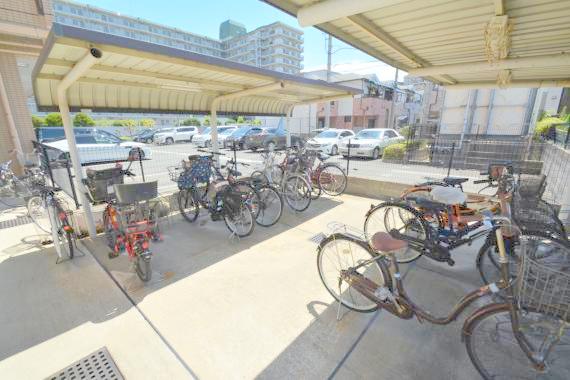 駐車場　敷地内には入居者専用の駐輪スペースもあります。