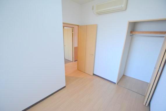 その他部屋・スペース　朝には心地よい光が差し込む、このお部屋でお休みください。