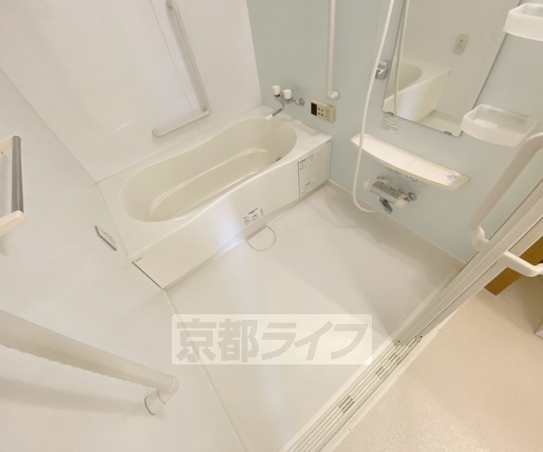 バス・シャワールーム　鏡の付いたお風呂です