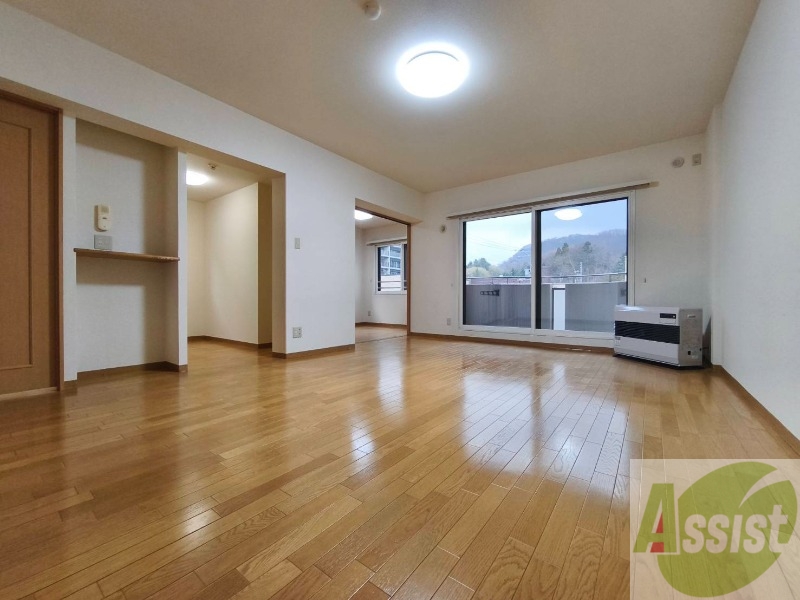 居室・リビング　木目のフローリングは落ち着きのある印象のお部屋になりますね。