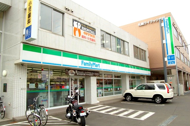 コンビニ　ファミリーマート札幌豊平6条8丁目店（コンビニ）まで366m