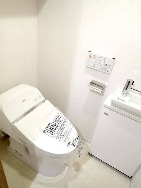 トイレ　※写真は同タイプ住戸です。