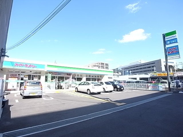 コンビニ　ファミリーマート　川西萩原台店（コンビニ）まで300m