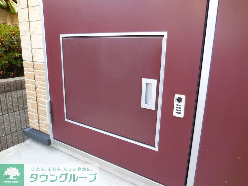 エントランス　全室32型液晶テレビ完備物件です。