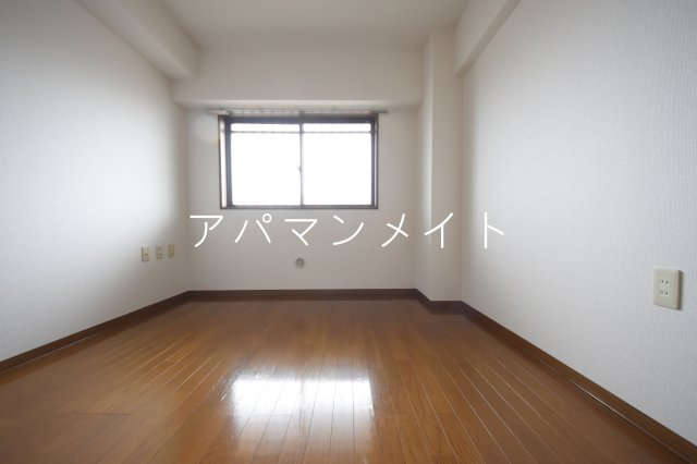 その他部屋・スペース　落ち着いた色調の寝室です