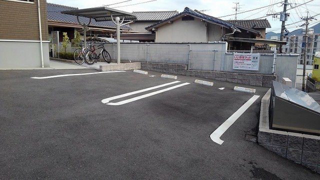 駐車場　駐車場があるので、車を買う予定の方も安心です