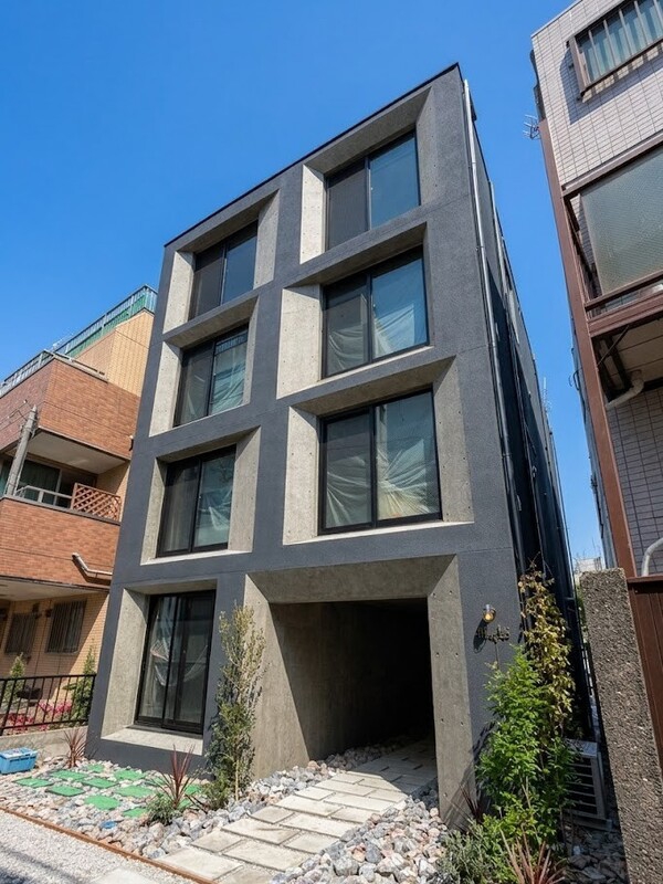 建物外観　直線的でスタイリッシュな外観