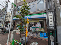 コンビニ　ファミリーマート平和島旧東海道店（コンビニ）まで140m