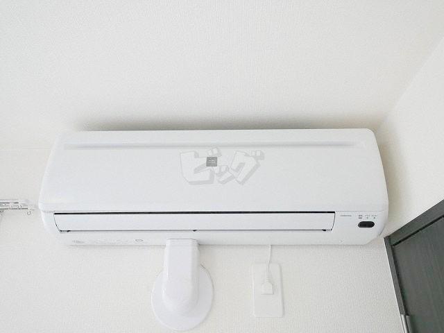 その他設備　夏もカラッと快適♪エアコン付きです！