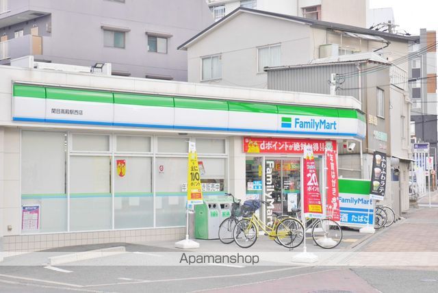 コンビニ　ファミリーマート（コンビニ）まで516m
