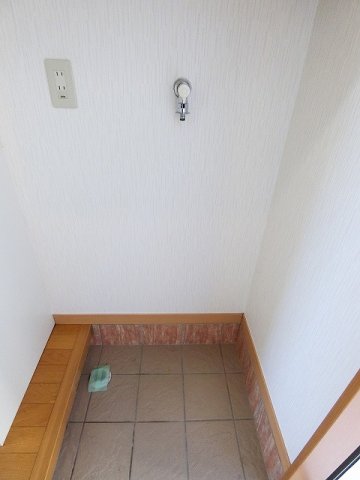 その他　玄関にある室内洗濯機置き場です♪室内に置けるので洗濯機が傷み