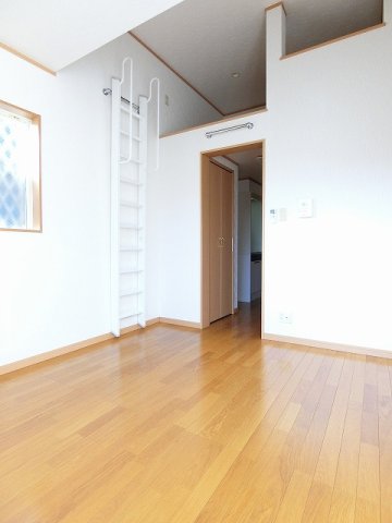 その他部屋・スペース　南西向き洋室6帖☆ロフトスペースがあります♪荷物をたっぷり収