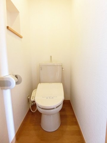 トイレ　トイレは温水洗浄便座付き♪人気のバストイレ別です♪横にはトイ