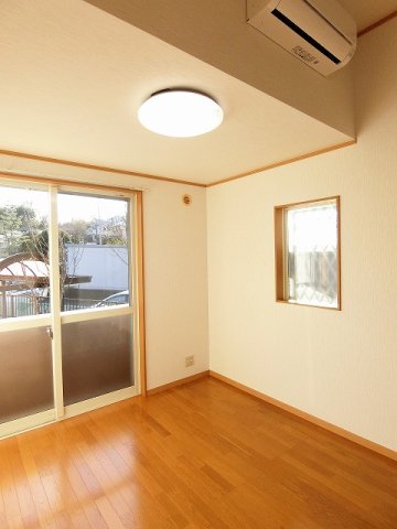 居室・リビング　南西向き洋室6帖☆バルコニーに繋がる角部屋二面採光のお部屋で