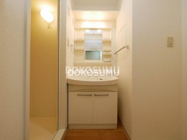 洗面設備　忙しい朝もスムーズに。使いやすさを追求した清潔な洗面空間。