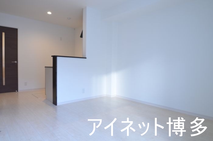 居室・リビング　ホワイトフローリングのオシャレな室内です