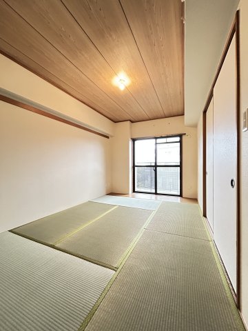 居室・リビング　落ち着いた雰囲気の和室付きです