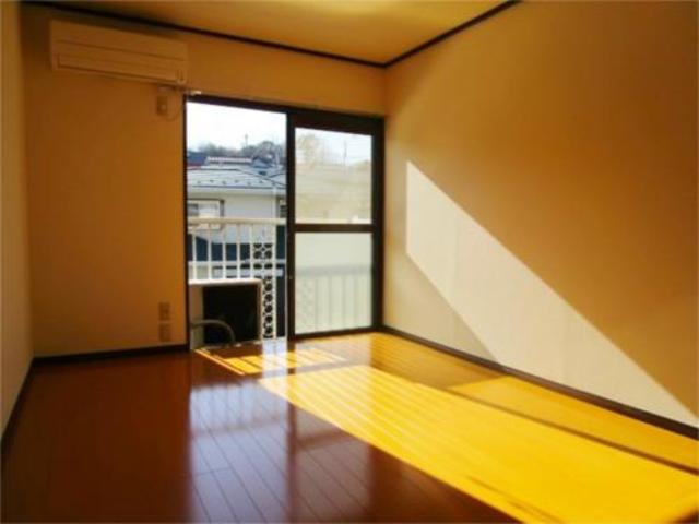 居室・リビング　陽の差し込む明るいお部屋