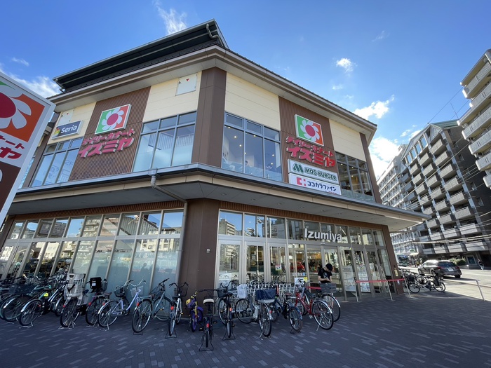 スーパー　イズミヤ烏丸丸太町店（スーパー）まで300m