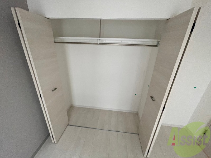 収納　クローゼットを開けてみました。奥行きがありますね。