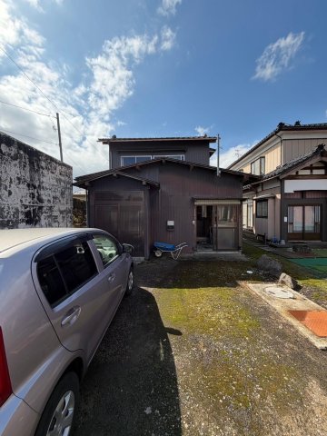 建物外観　車が4台入ります！現在リフォーム中ですが、内見可能です。