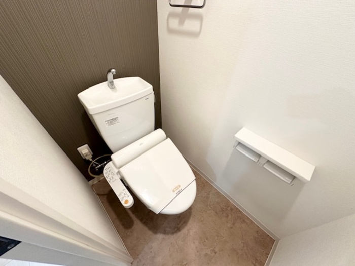 トイレ　※床・建具の色が異なる場合がございます。