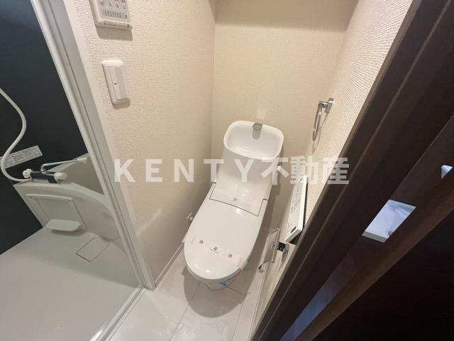 トイレ　落ち着いた色調のトイレです