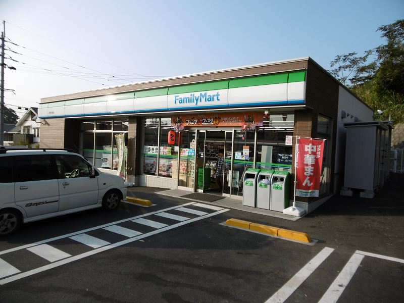 コンビニ　ファミリーマート吉野小前店（コンビニ）まで400m