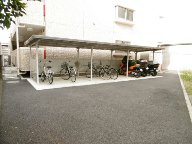 その他共有部分　屋根付き駐輪スペースです。