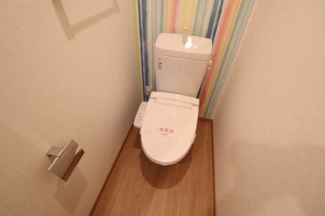 トイレ　温水洗浄便座付きです。