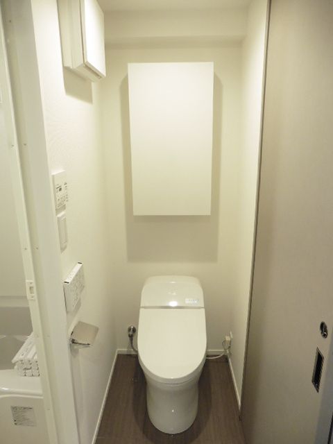トイレ　落ち着いた色調のトイレです