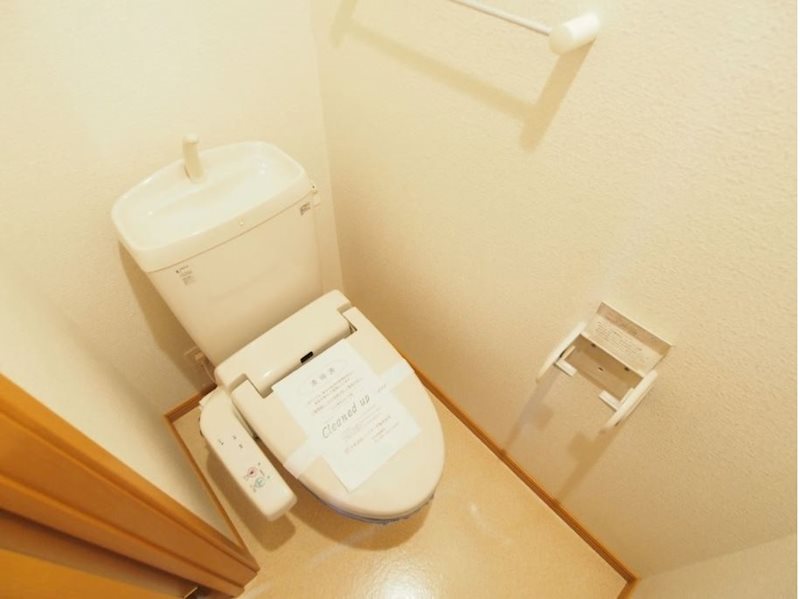 トイレ　いつでも暖かい温水洗浄便座です。