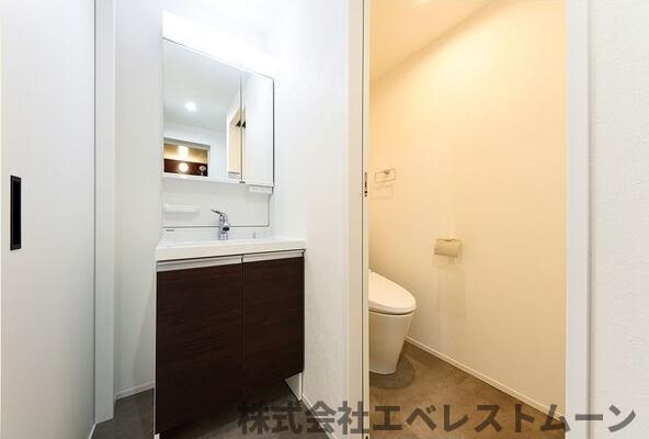 洗面設備　独立洗面台あり、毎朝おしゃれに忙しい女性の方におすすめです