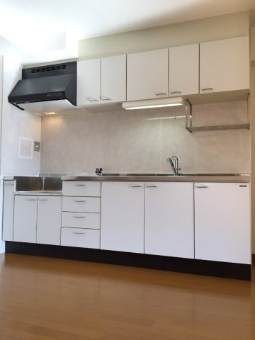 キッチン　※反転タイプの部屋の写真です。