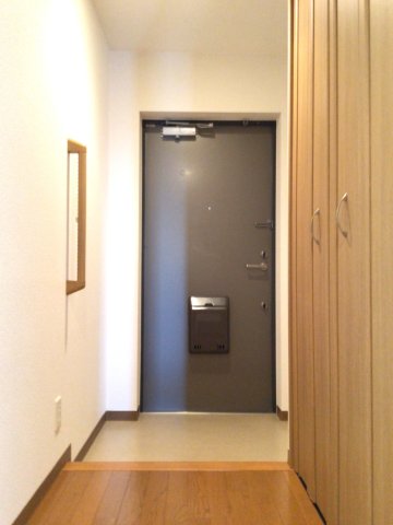 玄関　※反転タイプの部屋の写真です。
