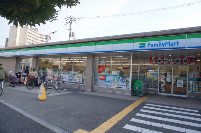 コンビニ　ファミリーマート 豊中城山町店（コンビニ）まで295m