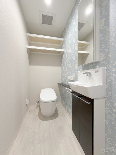 トイレ　トイレに手洗いも付いています