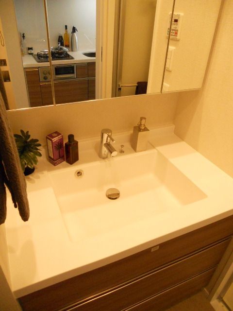 洗面設備　★朝の準備は大きな鏡の付いた独立洗面台で★