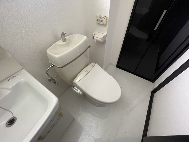 トイレ　落ち着いた色調のトイレです