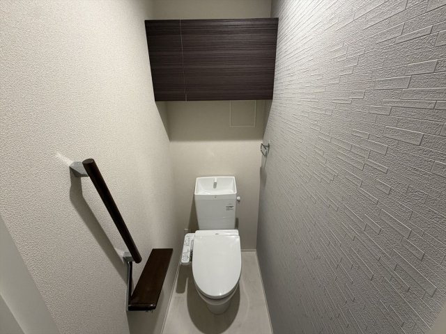 トイレ　収納棚ついてます