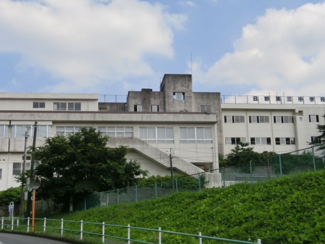 中学校　日野市立日野第三中学校（中学校）まで601m