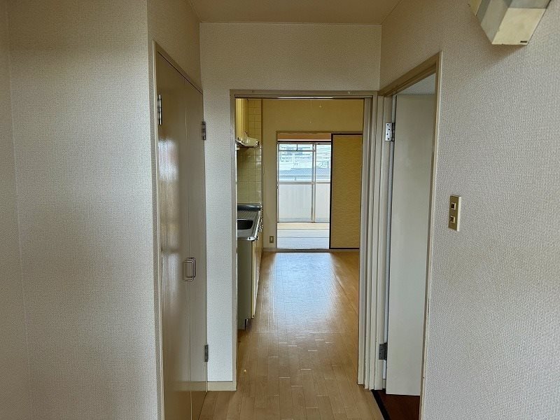 玄関　同物件別部屋写真