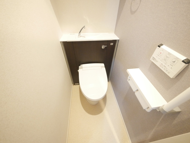 トイレ　★人気の温水洗浄便座付です★