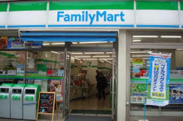 コンビニ　ファミリーマート綾瀬西口店（コンビニ）まで293m