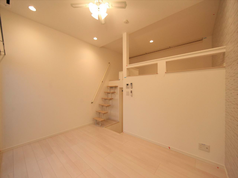 居室・リビング　下階洋室8帖　上階ロフト5.4帖（収納でも部屋でも使えます）