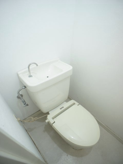トイレ　洋式の水洗トイレです♪