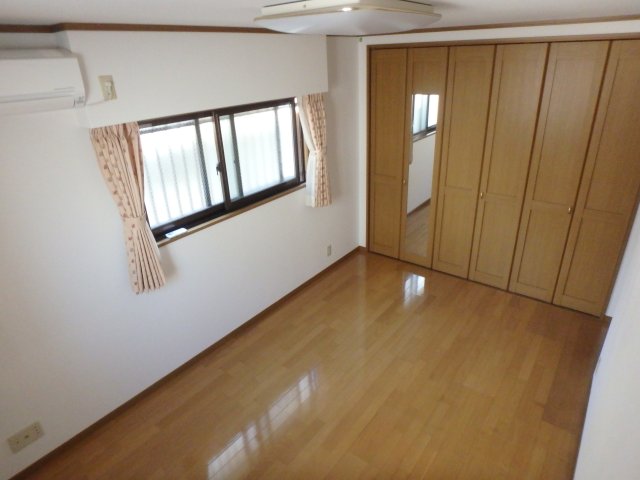 その他部屋・スペース　開放的な寝室です