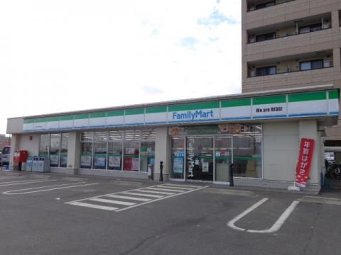 コンビニ　ファミリーマート浦和美園駅前店（コンビニ）まで825m