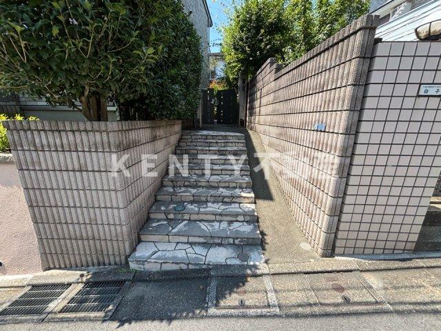 エントランス　落ち着いたエントランスです